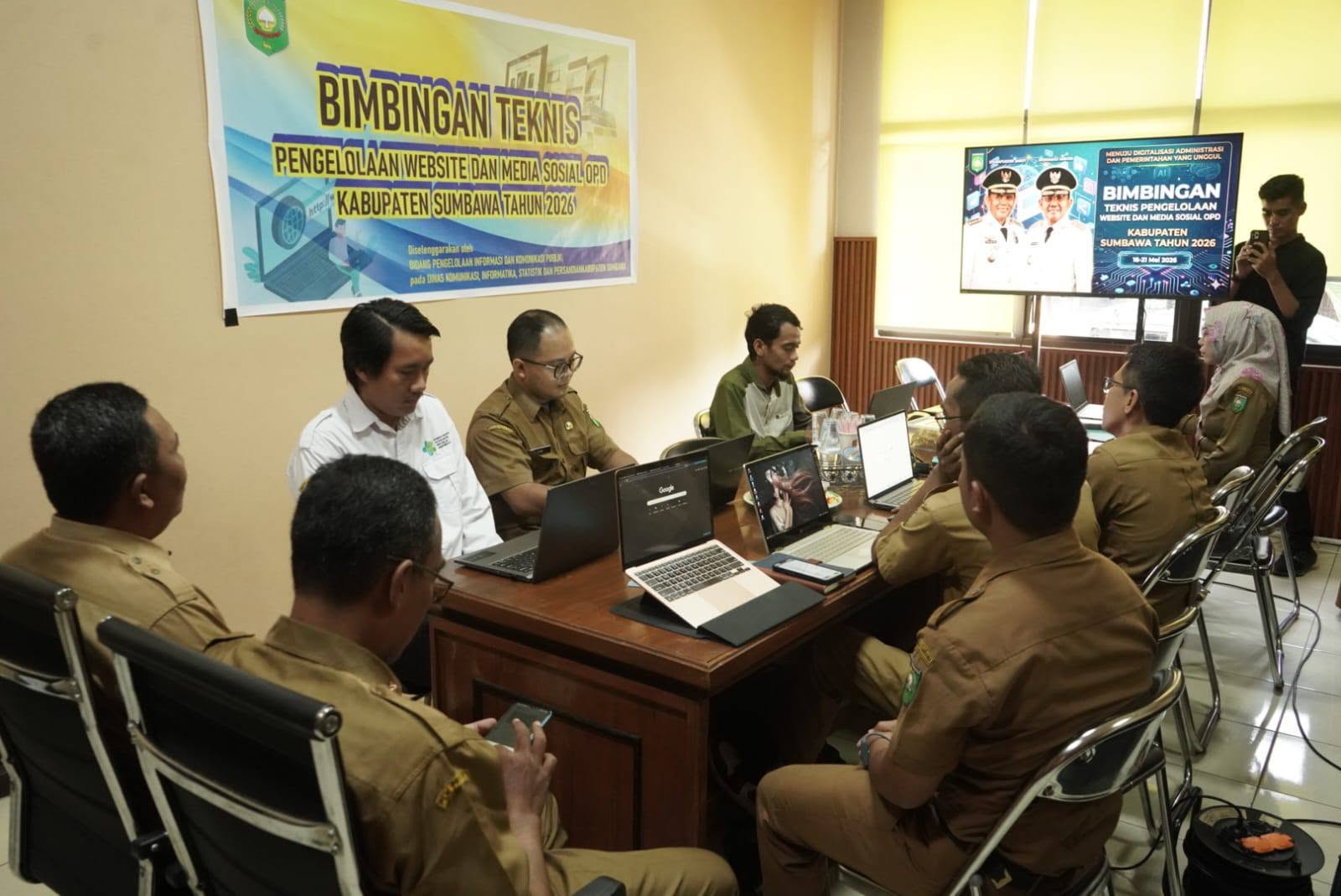 PEMKAB SUMBAWA DORONG OPD AKTIF PERBAHARUI INFORMASI MELALUI WEBSITE DAN MEDSOS